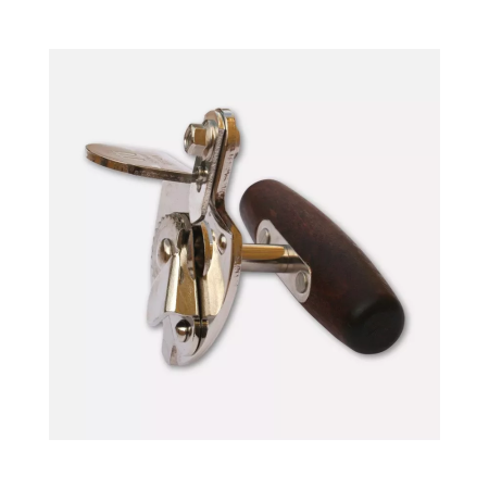"Titan" can opener