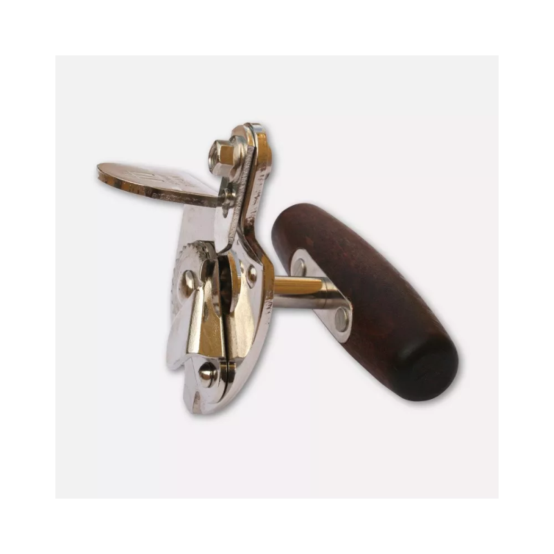 "Titan" can opener